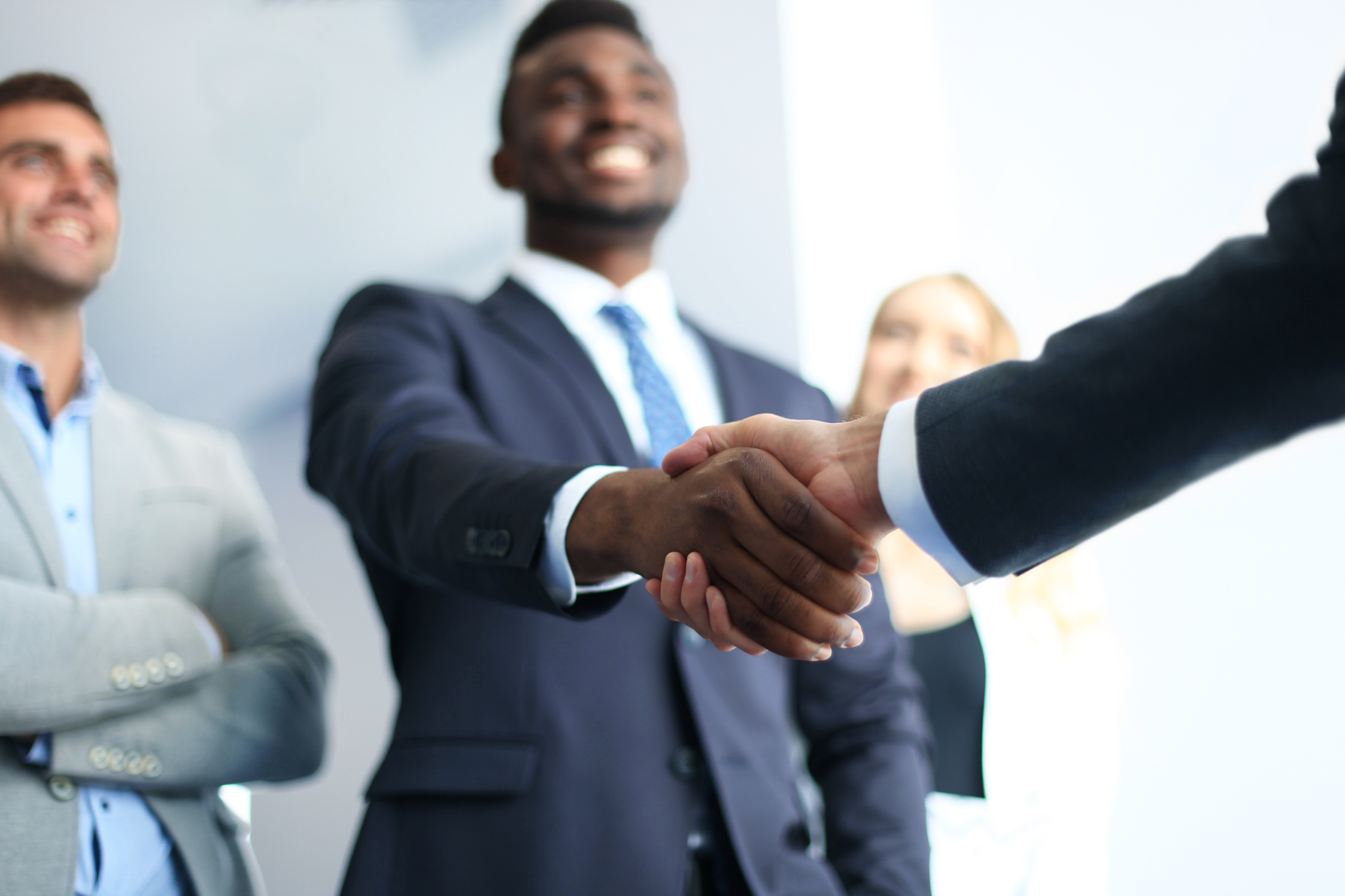 Aperto de mãos entre parceiros comerciais